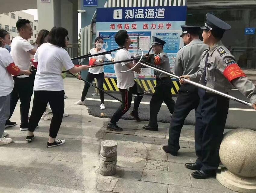 公安分局內(nèi)保大隊、獵鷹保安公司聯(lián)合開展校園反恐防暴演練活動