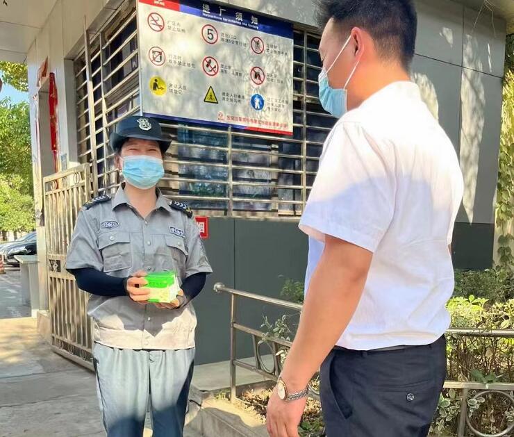 湖北獵鷹保安公司，關(guān)愛(ài)隊(duì)員，為隊(duì)員送去防暑物資