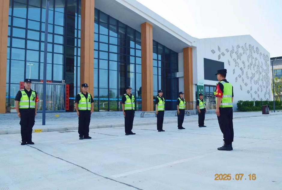 湖北獵鷹保安公司無(wú)畏“烤”驗(yàn)，開(kāi)展交通指引手勢(shì)專(zhuān)題培訓(xùn)